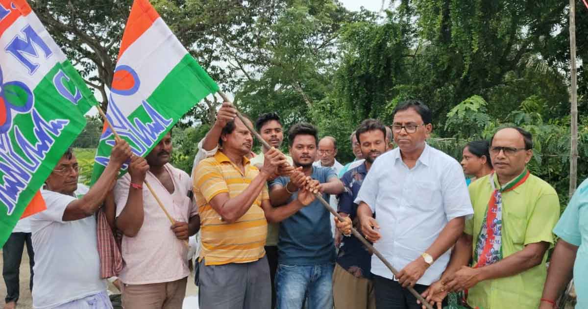 ‘আমাদের পাড়া, আমাদের সমাধান’ কর্মসূচিতে তৃণমূলে যোগ ১০ পরিবার