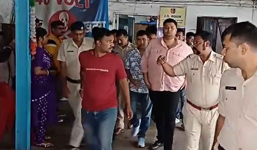 বেআইনি অস্ত্রসহ গ্রেপ্তার তৃণমূল নেতা