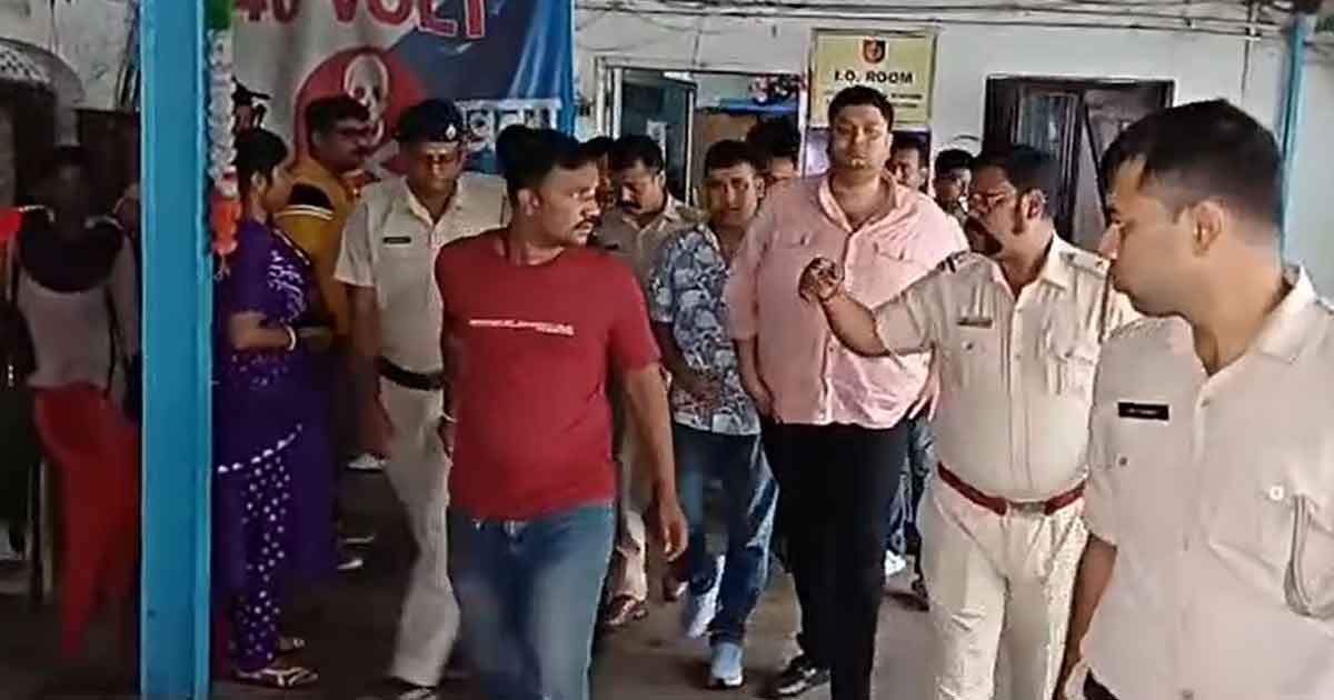 বেআইনি অস্ত্রসহ গ্রেপ্তার তৃণমূল নেতা