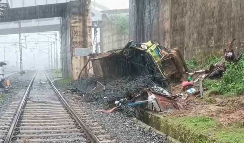 ফ্লাইওভারের রেলিং ভেঙে রেললাইনে পড়ল ট্রাক, মৃত্যু চালকের