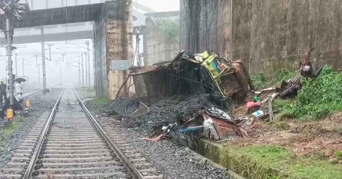 ফ্লাইওভারের রেলিং ভেঙে রেললাইনে পড়ল ট্রাক, মৃত্যু চালকের