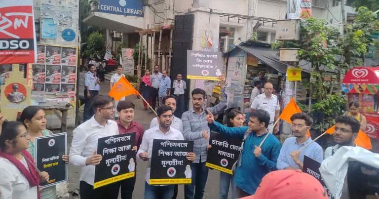 পরীক্ষা বাতিলের প্রতিবাদে কলেজস্ট্রিটে এবিভিপির প্রতিবাদ