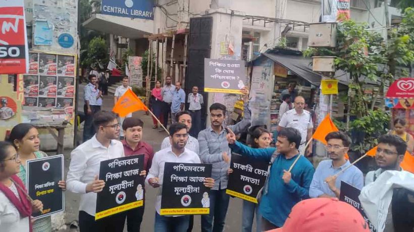 পরীক্ষা বাতিলের প্রতিবাদে কলেজস্ট্রিটে এবিভিপির প্রতিবাদ