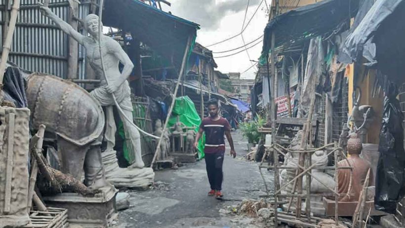 প্রতিমা তৈরিতে বাধা, আবহাওয়ায় চিন্তিত শিল্পীরা