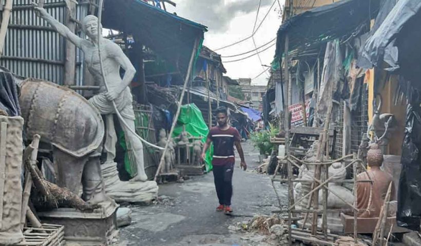 প্রতিমা তৈরিতে বাধা, আবহাওয়ায় চিন্তিত শিল্পীরা