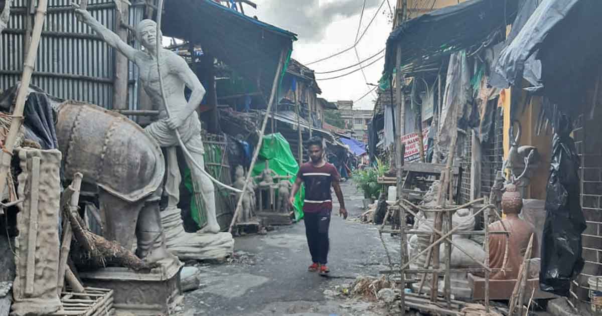 প্রতিমা তৈরিতে বাধা, আবহাওয়ায় চিন্তিত শিল্পীরা