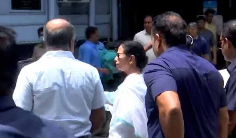 কুচকাওয়াজ চলাকালীন অসুস্থ ৩৫ পড়ুয়া, SSKM ছুটে গেলেন মমতা