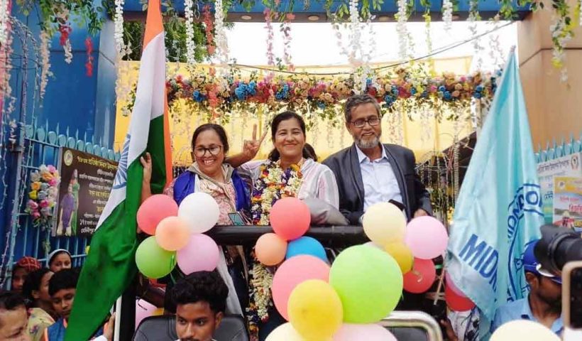 ইংলিশ চ্যানেল 'বিজয়িনী' আফরিনকে রাজকীয় সংবর্ধনা মেদিনীপুরে
