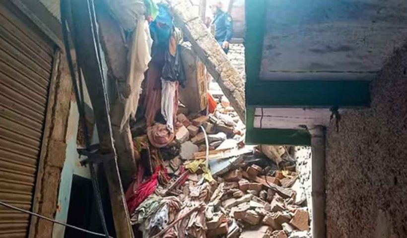 দারিয়াগঞ্জে ভবন ধসে মৃত ৩, আতঙ্কে এলাকা