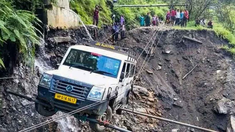 ভারী বর্ষণে জীবন বিপর্যস্ত, ৩১২টি রাস্তা ও ৯৭টি বিদ্যুৎ ট্রান্সফর্মার ক্ষতিগ্রস্ত