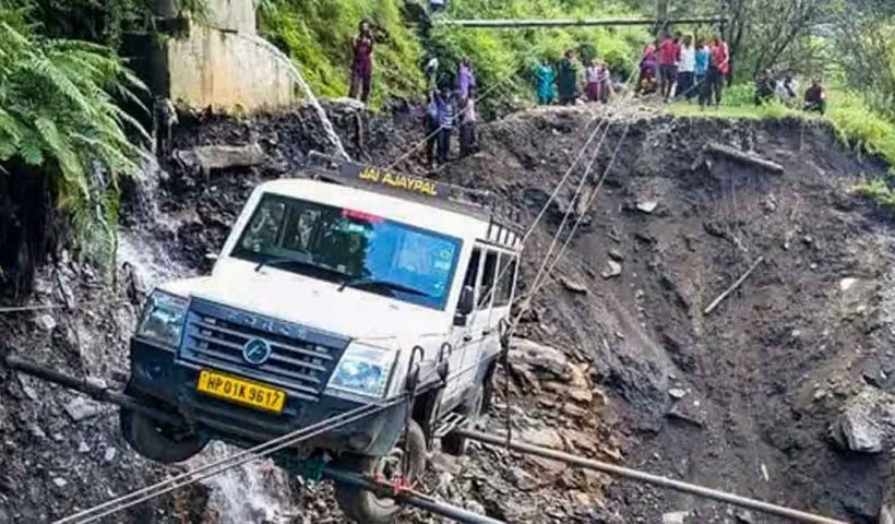 ভারী বর্ষণে জীবন বিপর্যস্ত, ৩১২টি রাস্তা ও ৯৭টি বিদ্যুৎ ট্রান্সফর্মার ক্ষতিগ্রস্ত