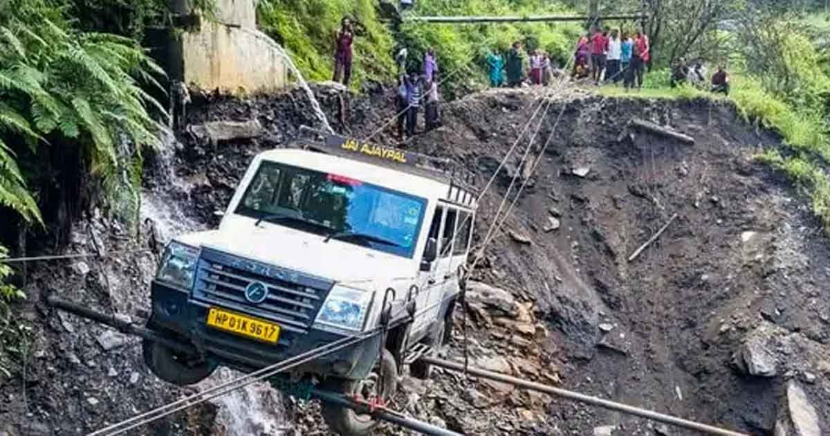 ভারী বর্ষণে জীবন বিপর্যস্ত, ৩১২টি রাস্তা ও ৯৭টি বিদ্যুৎ ট্রান্সফর্মার ক্ষতিগ্রস্ত
