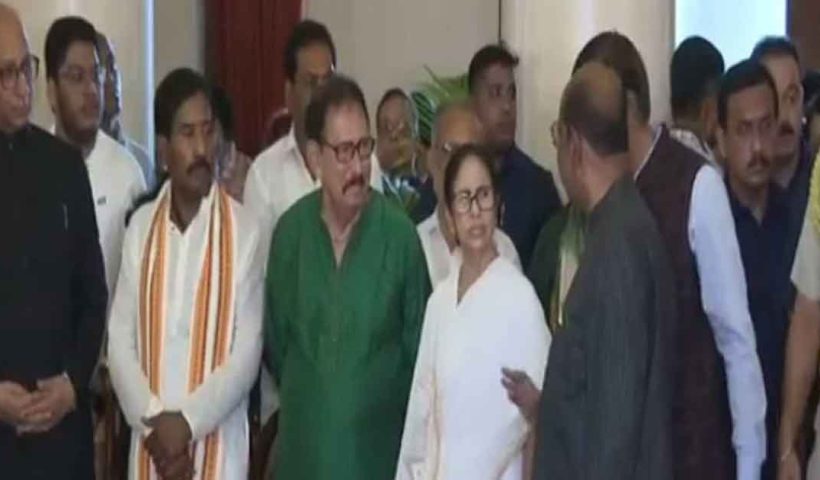 রাজভবনের স্বাধীনতা দিবস চা চক্রে যোগ দিলেন মুখ্যমন্ত্রী মমতা