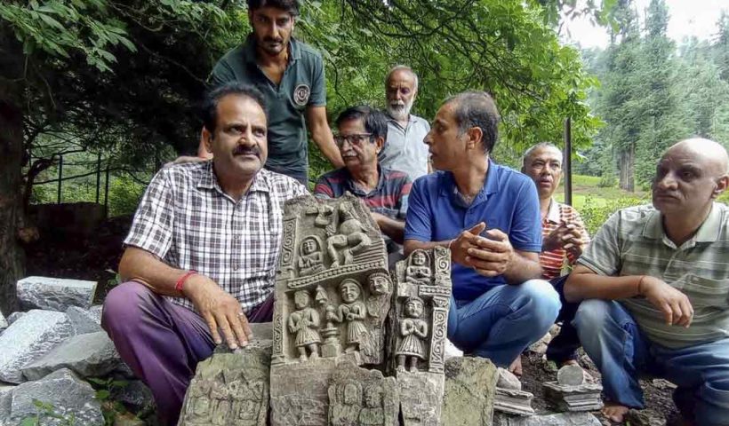 কাশ্মীরের মাটি খুঁড়ে উদ্ধার শতাব্দীপ্রাচীন মূর্তি ও ১১টি শিবলিঙ্গ