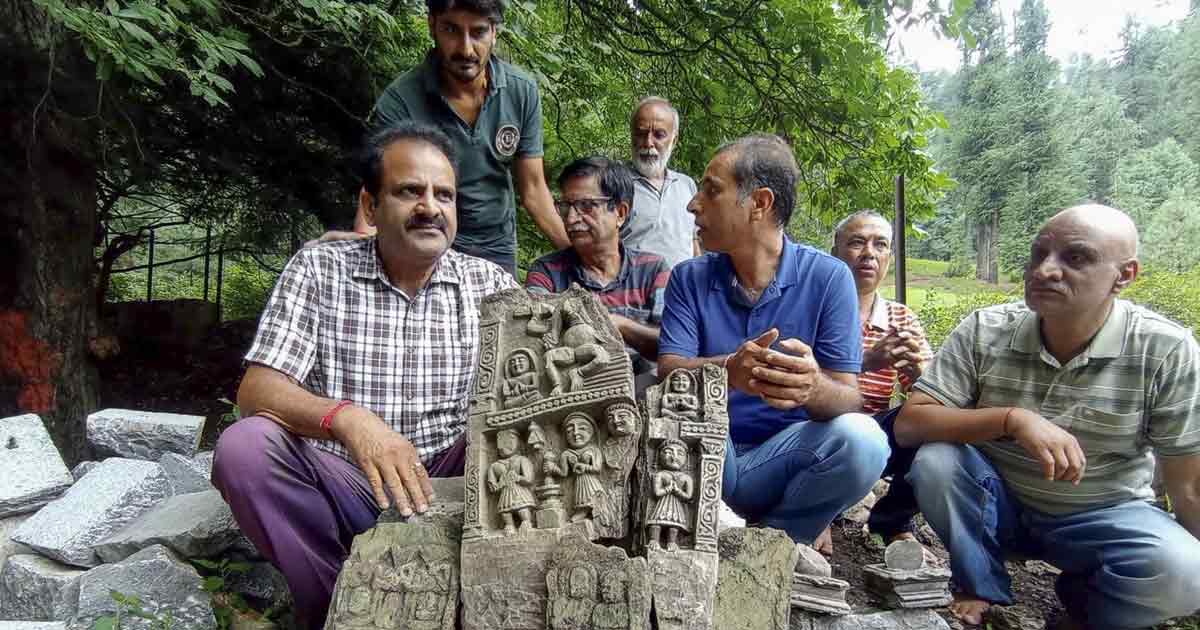 কাশ্মীরের মাটি খুঁড়ে উদ্ধার শতাব্দীপ্রাচীন মূর্তি ও ১১টি শিবলিঙ্গ