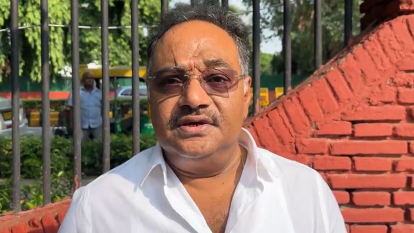 ‘তুমকো সাথ লেকে ডুবেঙ্গে..’: গানের সুরে কংগ্রেস-তৃণমূলকে বিঁধলেন শমীক
