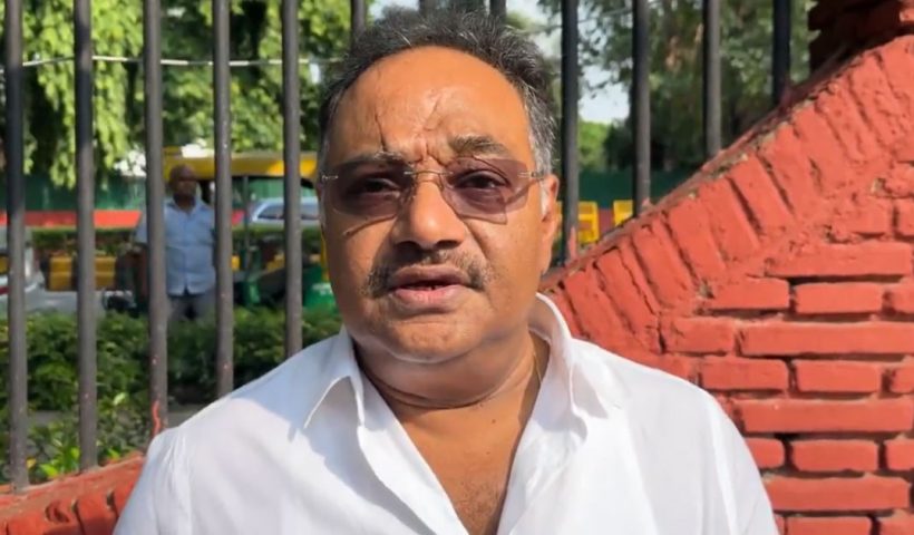 ‘তুমকো সাথ লেকে ডুবেঙ্গে..’: গানের সুরে কংগ্রেস-তৃণমূলকে বিঁধলেন শমীক