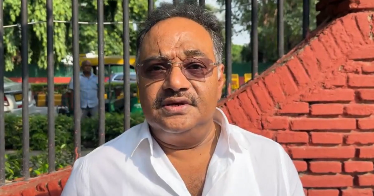 ‘তুমকো সাথ লেকে ডুবেঙ্গে..’: গানের সুরে কংগ্রেস-তৃণমূলকে বিঁধলেন শমীক