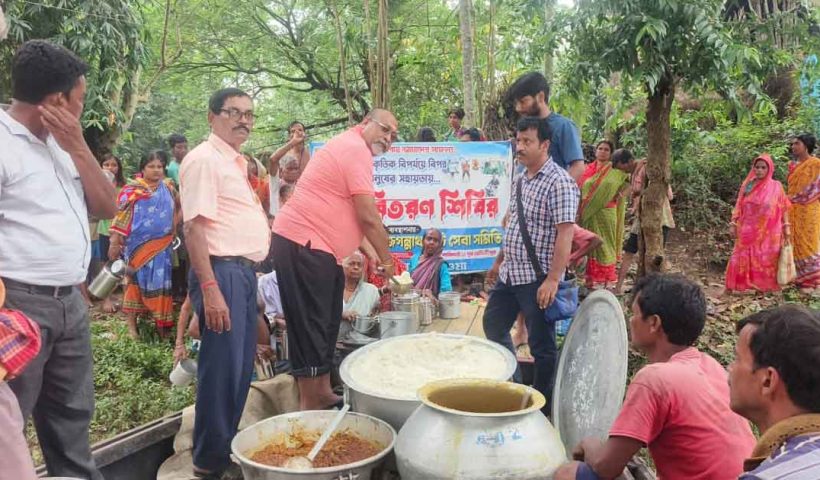 ঘাটালে প্রতিদিন রান্না খাবার পৌঁছে দিচ্ছে সেবা সমিতি