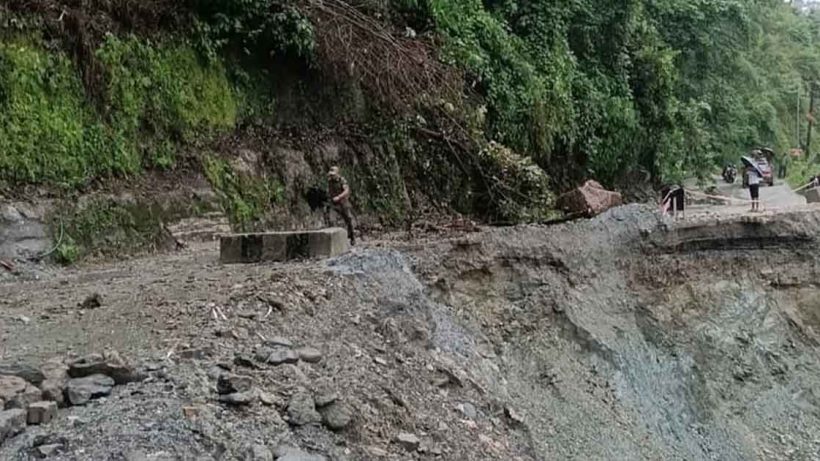 লাগাতার বৃষ্টি-ধসে সিকিম-শিলিগুড়ি যোগাযোগ বিপর্যস্ত, খাদ্যসঙ্কটের আশঙ্কা