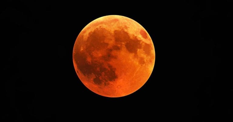 আজ পূর্ণগ্রাস চন্দ্রগ্রহণ: দৃশ্যমান হবে শনি