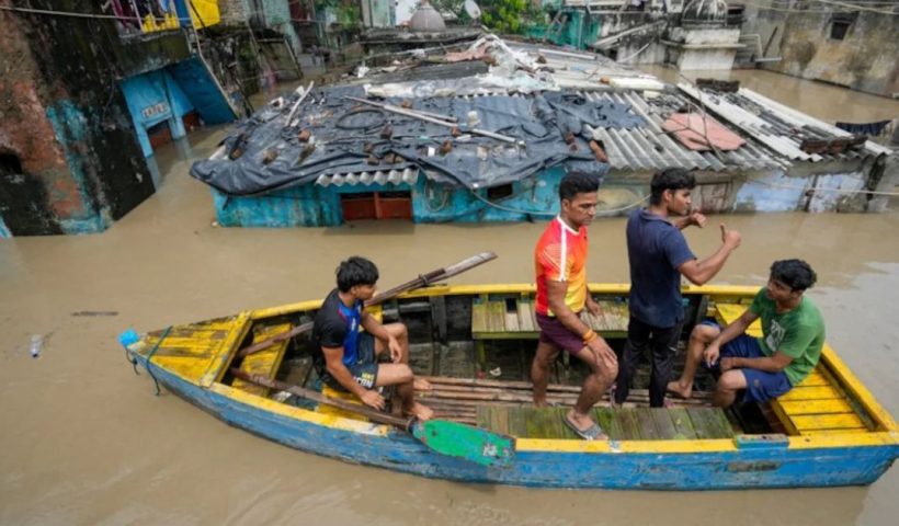 ছিল রাস্তা, হয়ে গেছে নদী! জল থৈ থৈ রাজরানী!