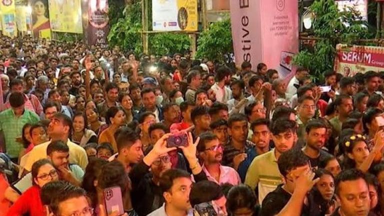 কলকাতার রাস্তায় জনস্রোত, ষষ্ঠীকে ছাপিয়ে সপ্তমীতে নয়া রেকর্ড