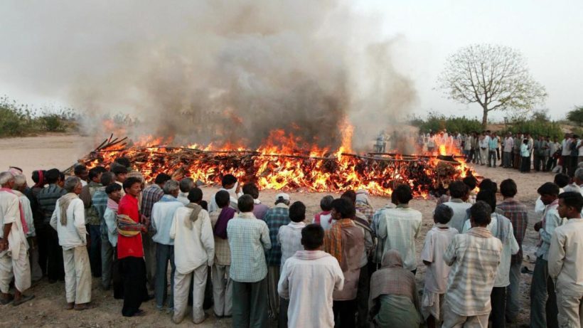 মহিলার মৃতদেহ সৎকারে পুলিশের বাধা, উদ্ধার অর্ধদগ্ধ দেহ!