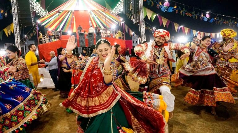 Navratri: গরবায় প্রবেশাধিকার “শুধুমাত্র হিন্দুদের”! আধার কার্ড দেখানো বাধ্যতামূলক! Navratri: গরবায় প্রবেশাধিকার “শুধুমাত্র হিন্দুদের”! আধার কার্ড দেখানো বাধ্যতামূলক!