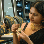 কলকাতায় হুড়মুড়িয়ে কমল সোনার দাম, সকাল থেকেই ভিড় দোকানে