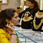 আমজনতার নাগালের বাইরে সোনা, মঙ্গলের দামে কাঁপছে শহরের বাজার