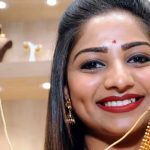 সোনার দামে আগুন! বিয়ের বাজারে গহনা কিনতে মাথায় হাত ক্রেতাদের