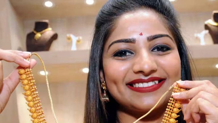 ষষ্ঠীতেই আকাশ ছুঁল সোনার দাম! ১ গ্রাম কিনতে গেলে কাঁপবে পকেট