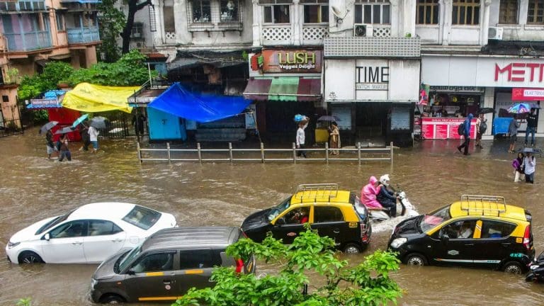 মুম্বইয়ে দুর্যোগের ছায়া, টানা বৃষ্টিতে মৃত ১০, জারি ওরেঞ্জ অ্যালার্ট