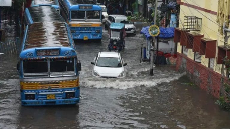 হাওড়ায় জল নামছে না, খারাপ রাস্তা ও কাদায় বিপদে যাতায়াত