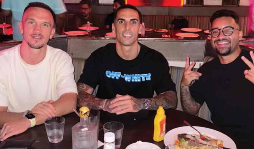 mohun-bagan-stars-tom-aldred-alberto-rodriguez-robson-robino-enjoy-kolkata-dining