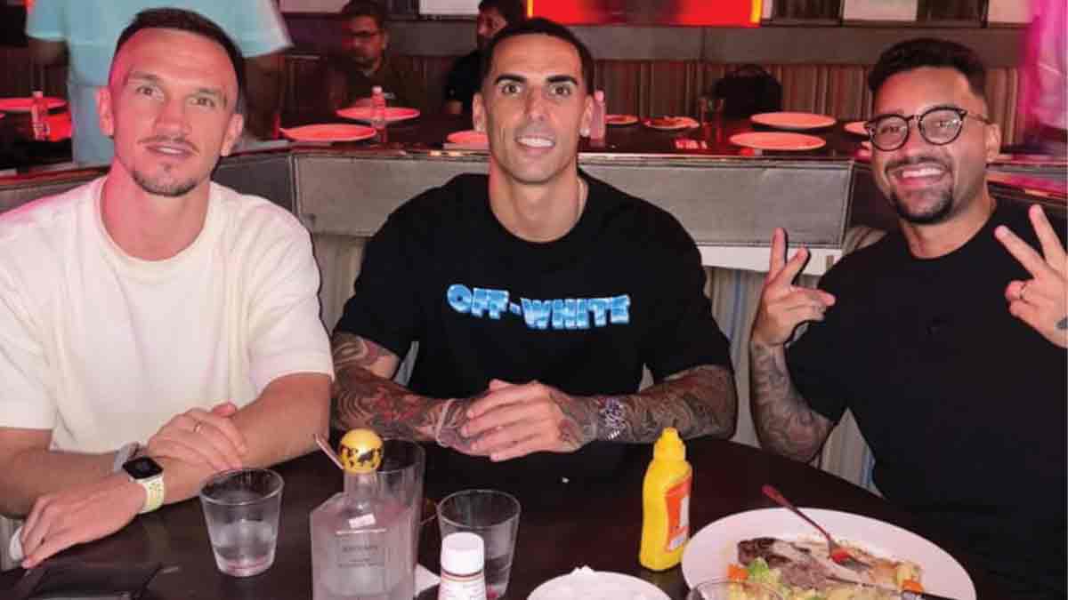 mohun-bagan-stars-tom-aldred-alberto-rodriguez-robson-robino-enjoy-kolkata-dining