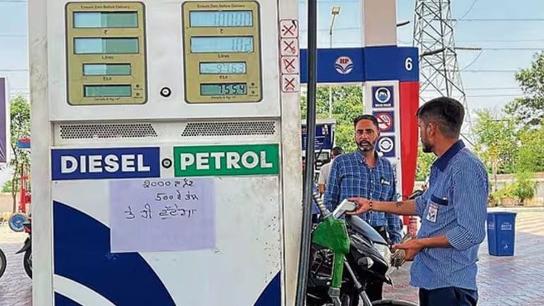 সপ্তমীতে কলকাতায় দাম বাড়ল না কমল? জানুন পেট্রোল-ডিজেলের আপডেট