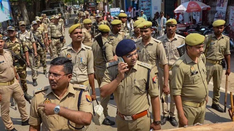 মহালয়া থেকেই রাস্তায় বাড়তি পুলিশ, পুজোর ভিড় নিয়ন্ত্রণে জেলায় জেলায় বিশেষ পদক্ষেপ