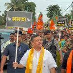 মুখ্যমন্ত্রী পদত্যাগ চান শুভেন্দু, ইভিএমে ঝাঁটা দিয়ে তাড়া করার ডাক