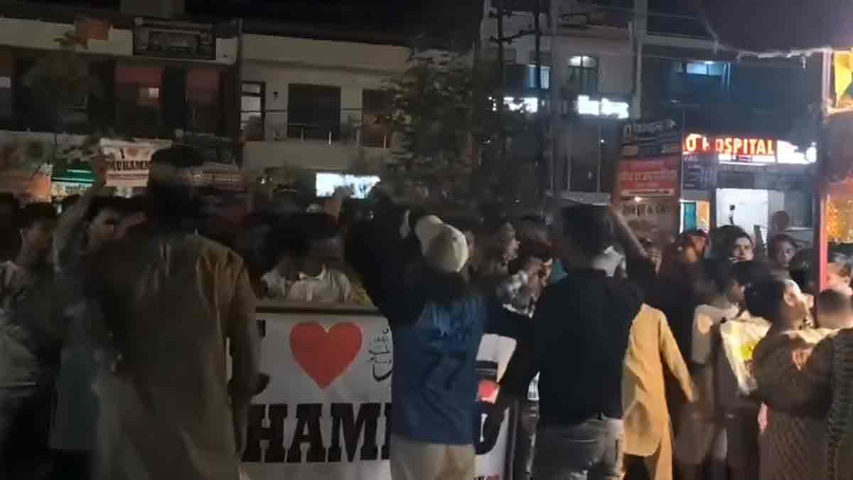 unnao-up-stone-pelting-police-injured-sar-tan-se-juda-slogans-communal-tensions-2025