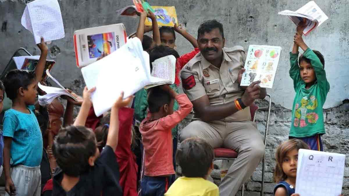 Delhi Cop Than Singh's Free Pathshala: 100+ Slum Kids Learn Near Red Fort