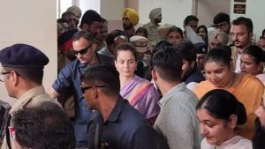 আদালতে ক্ষমা চাইলেন ‘বলিউড কুইন’ কঙ্গনা!