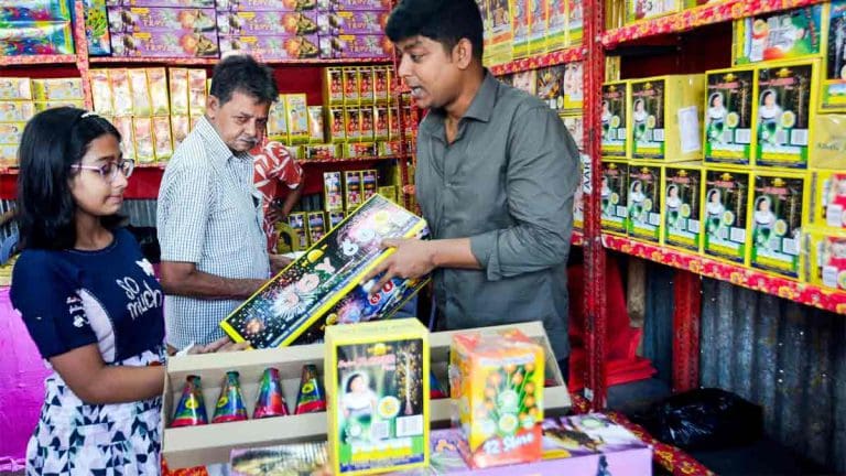 Kolkata’s Kali Puja–Diwali market touches ₹17,000 crore in 2025, a 16% rise from last year, boosting businesses, seasonal jobs, and festive economy.