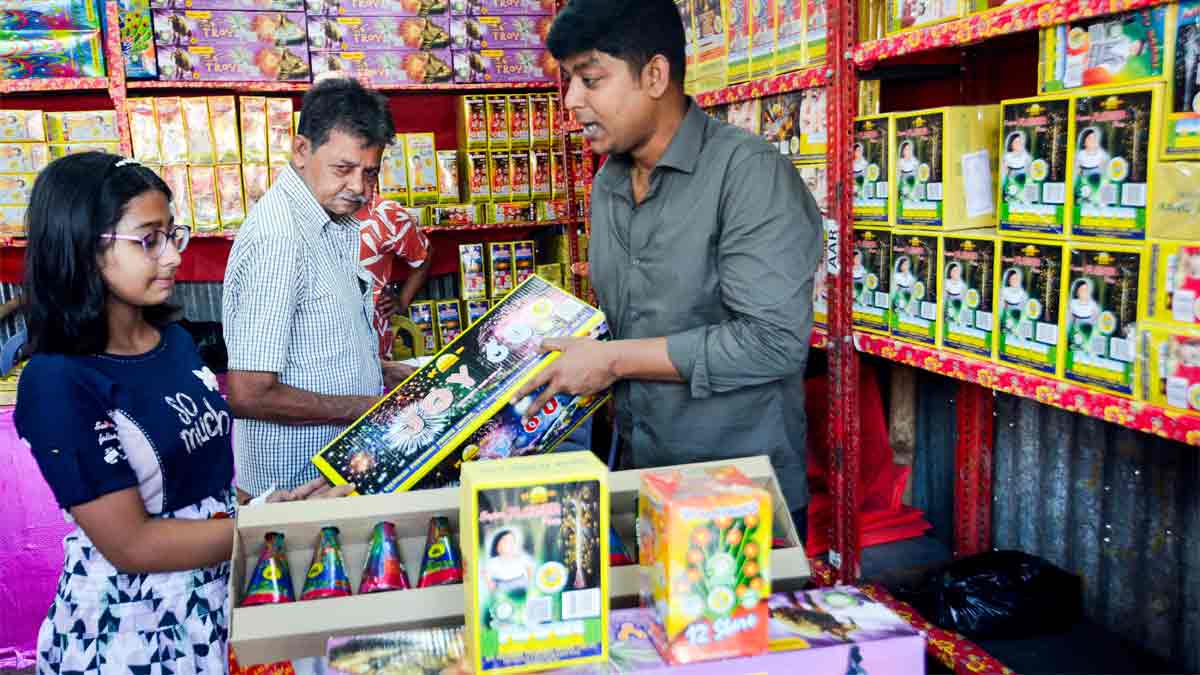 Kolkata’s Kali Puja–Diwali market touches ₹17,000 crore in 2025, a 16% rise from last year, boosting businesses, seasonal jobs, and festive economy.