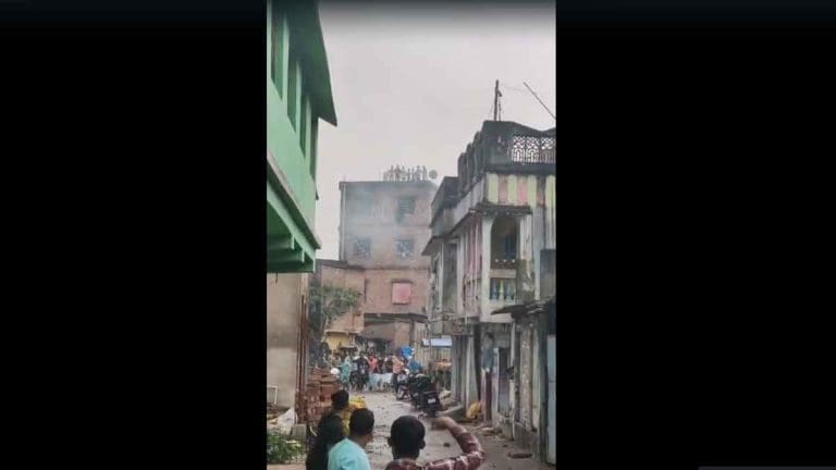ফের উত্তপ্ত মহেশতলার রবীন্দ্রনগর ফের উত্তপ্ত মহেশতলার রবীন্দ্রনগর