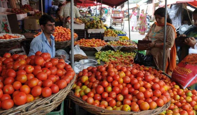Tomato prices in India have skyrocketed in 2025 due to climate change, rising input costs, pest attacks, and supply chain issues. Here’s a detailed market analysis.