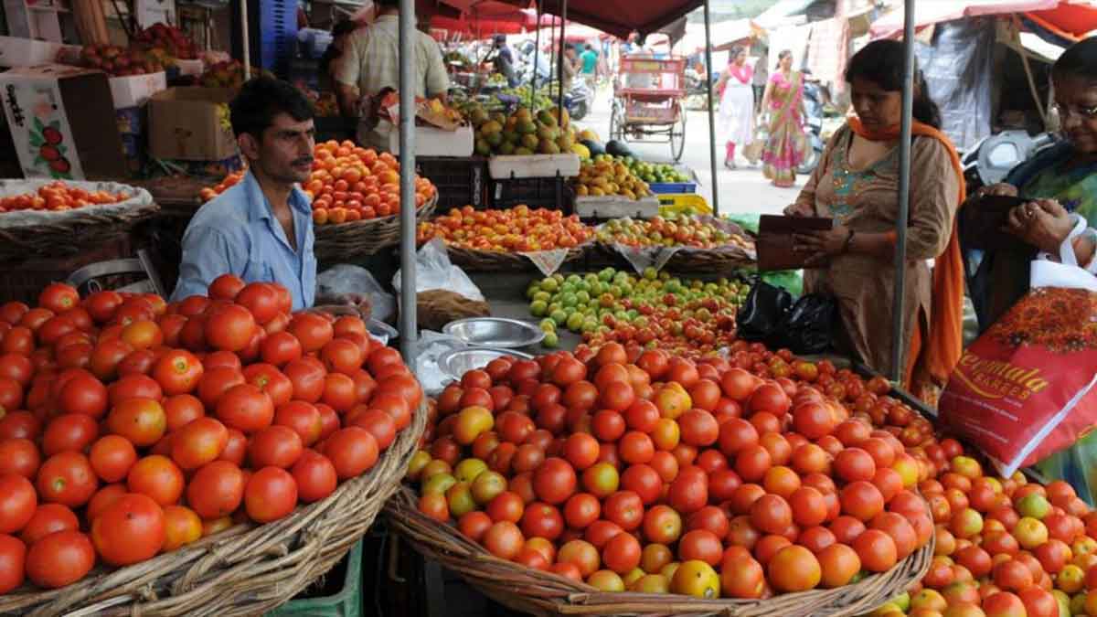 Tomato prices in India have skyrocketed in 2025 due to climate change, rising input costs, pest attacks, and supply chain issues. Here’s a detailed market analysis.