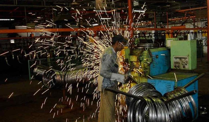 West Bengal govt launches ‘Shilper Samadhan’ scheme from Nov 10–28 to boost MSMEs. Entrepreneurs can get up to ₹5 lakh loan via Bhobishyat Credit Card, training on GST, packaging, digital marketing, and exports.