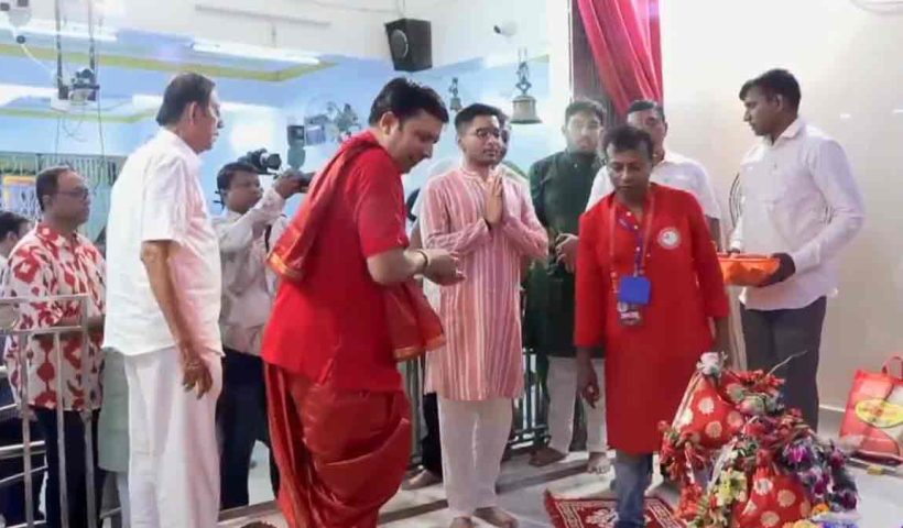 TMC leader Abhishek Banerjee visits Boro Maa temple in Naihati, prays for the health, well-being, and prosperity of the people of Bengal and India.